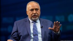 وزير الدفاع الإسرائيلي السابق:  أحضرنا نظام تابع لتنظيم القاعدة بدلاً من الأسد